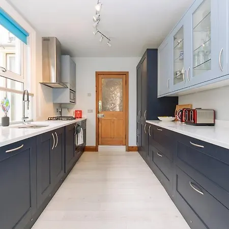Charming 4 Bed Victorian In * Bristol