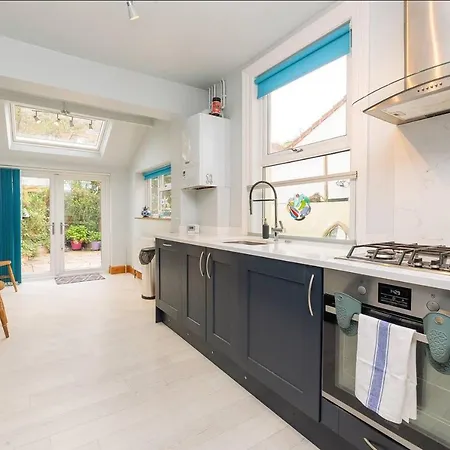 Charming 4 Bed Victorian In شقة *
