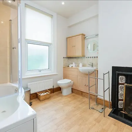 Charming 4 Bed Victorian In بريستول