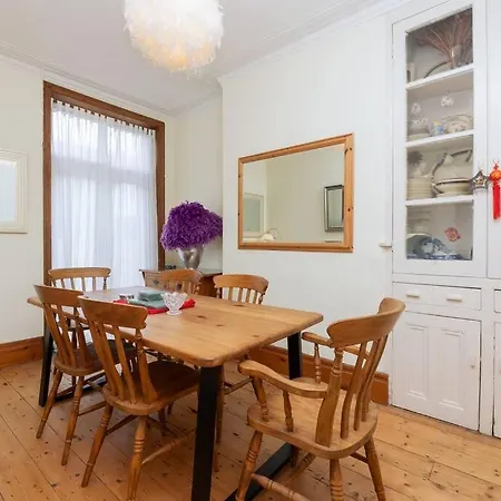 Charming 4 Bed Victorian In דירה *