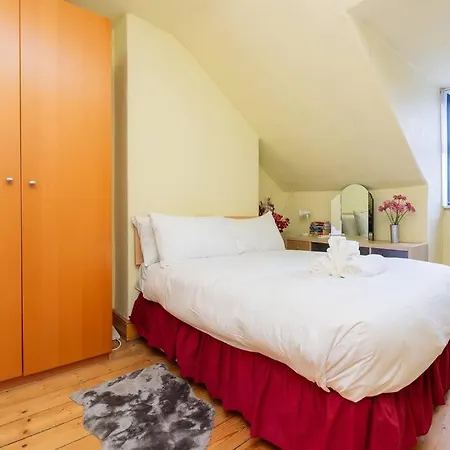 Charming 4 Bed Victorian In * בריסטול