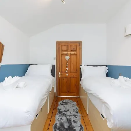 Charming 4 Bed Victorian In דירה בריסטול