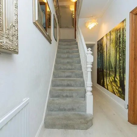 Charming 4 Bed Victorian In בריסטול