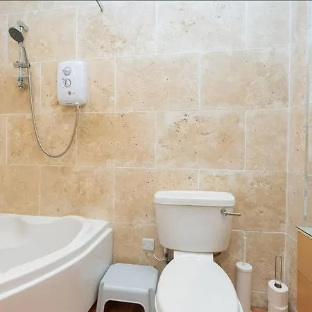 Charming 4 Bed Victorian In דירה